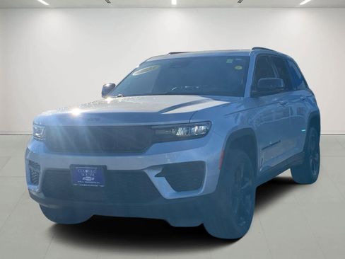 Used 2023 Jeep Grand Cherokee Altitude image 2