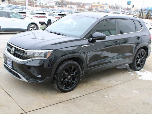 Certified 2023 Volkswagen Taos SE image 3