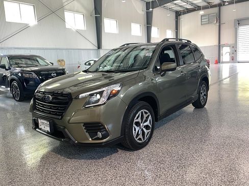 Used 2023 Subaru Forester Premium AWD/4WD image 3