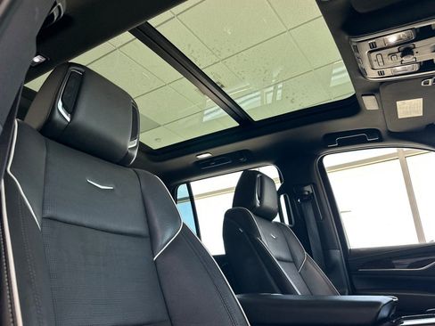 Used 2023 Cadillac Escalade Premium Luxury RWD image 22