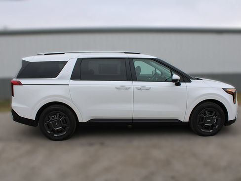 New 2026 Kia Carnival EX FWD image 4