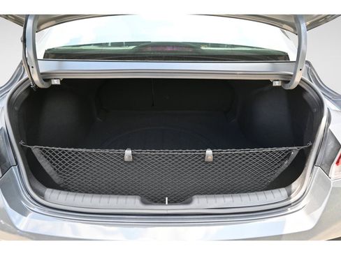 Certified 2025 Hyundai Elantra Limited FWD image 9