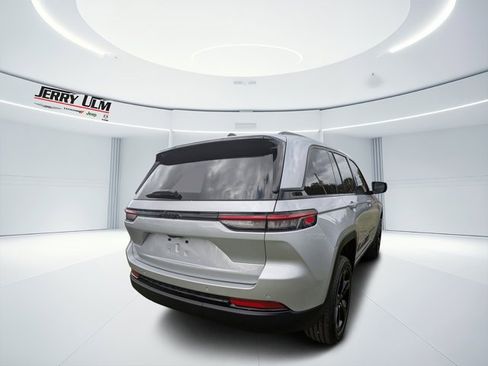 New 2025 Jeep Grand Cherokee Altitude image 3