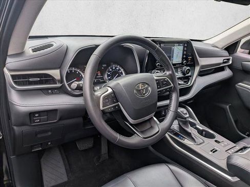 Used 2022 Toyota Highlander XLE image 10