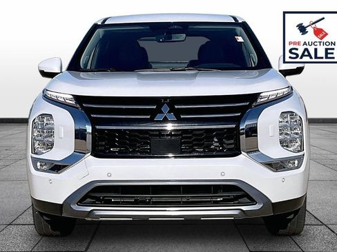 Used 2025 Mitsubishi Outlander SE AWD/4WD image 3