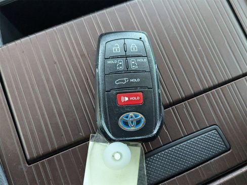 Used 2022 Toyota Sienna XLE image 34