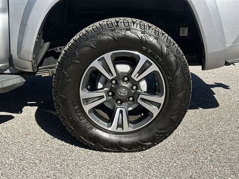 Used 2018 Toyota Tacoma TRD Sport image 12