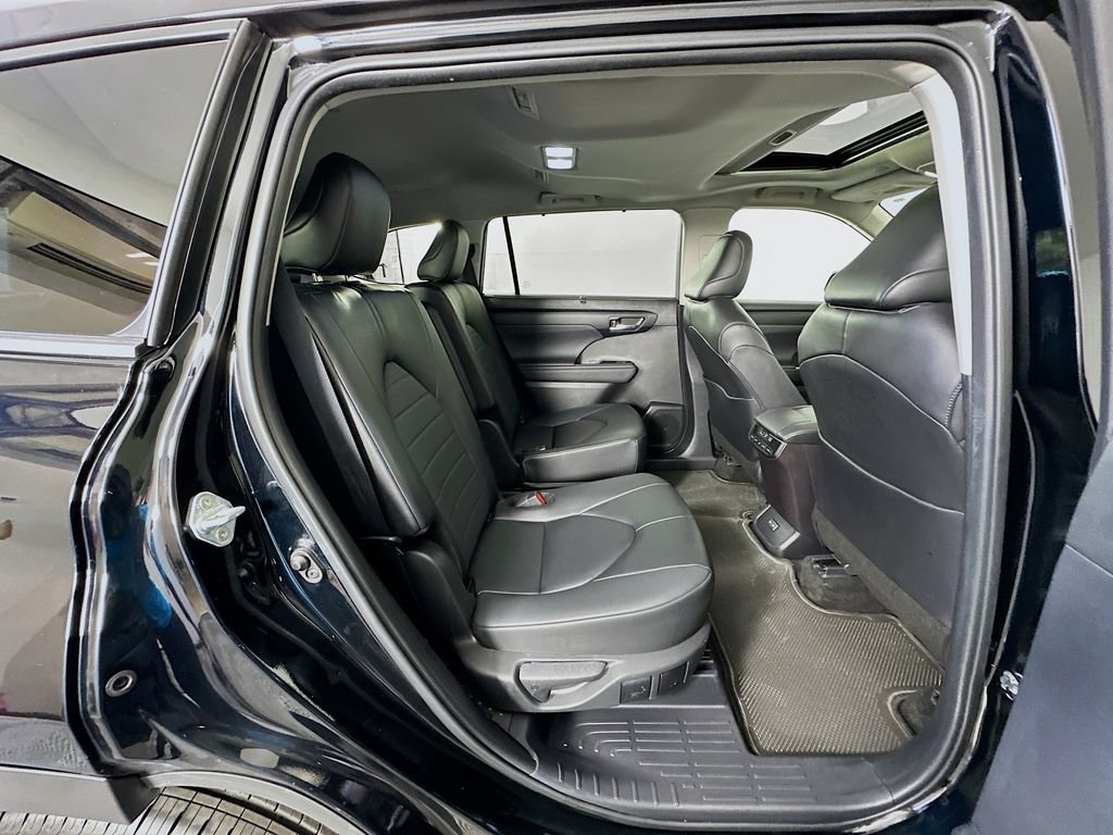 Used 2024 Toyota Highlander XLE FWD image 28