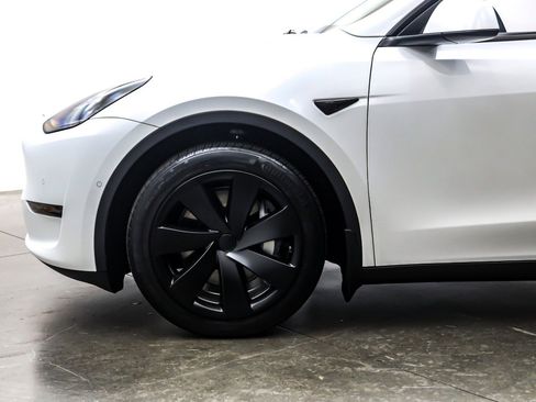 Used 2021 Tesla Model Y Long Range image 10