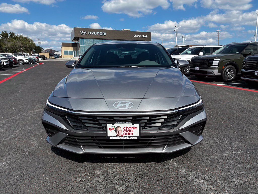 Used 2026 Hyundai Elantra SE FWD image 8