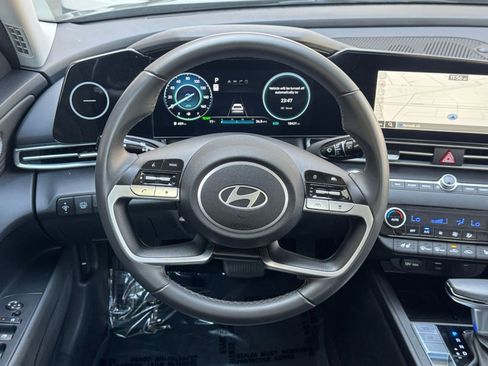 Used 2025 Hyundai Elantra Limited image 30