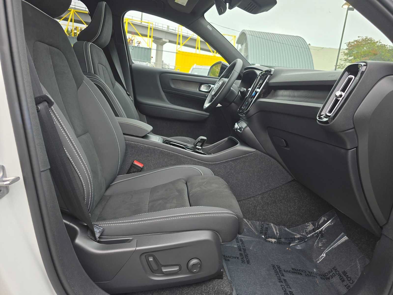 Used 2024 Volvo XC40 Recharge Plus w/ Protection Package Premier AWD/4WD image 11