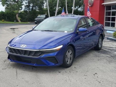 Used 2024 Hyundai Elantra SE image 3