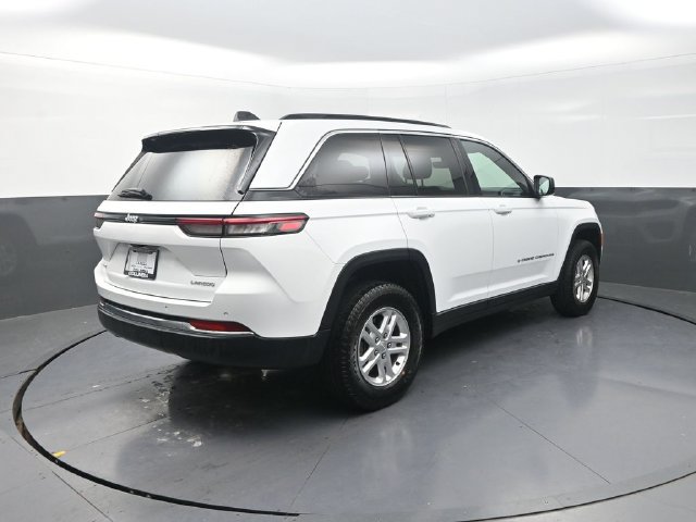 Used 2025 Jeep Grand Cherokee Laredo AWD/4WD image 9