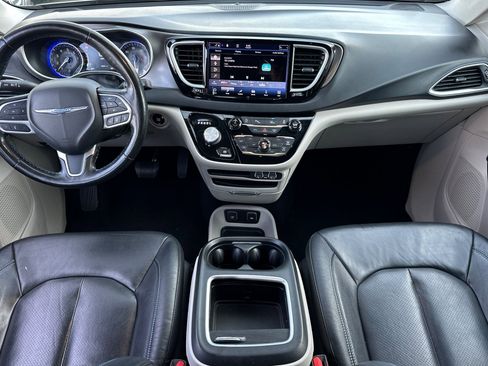 Used 2021 Chrysler Pacifica Touring-L image 13