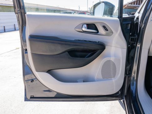 Used 2020 Chrysler Pacifica Touring-L image 10