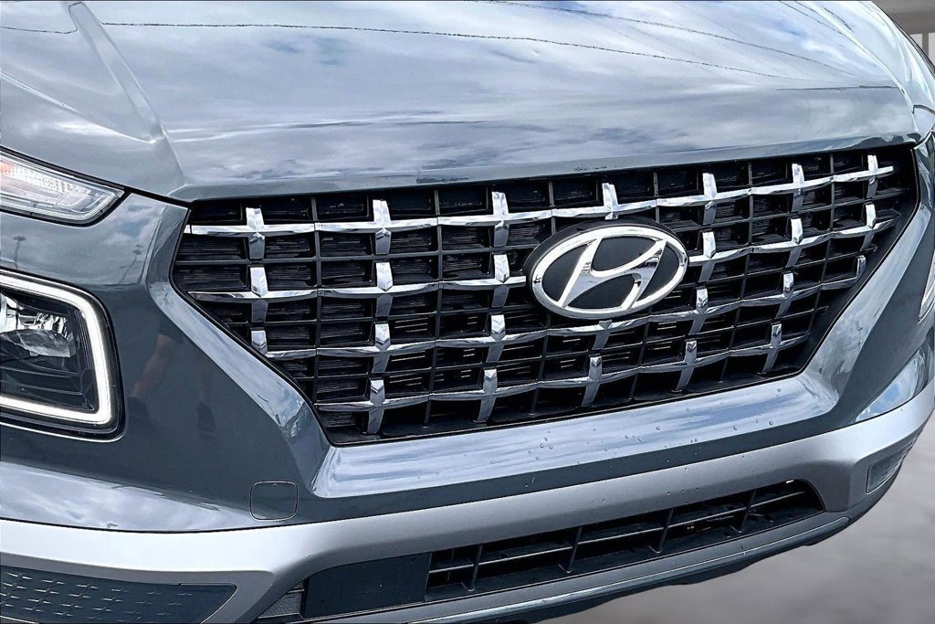 Used 2025 Hyundai Venue Limited FWD image 28