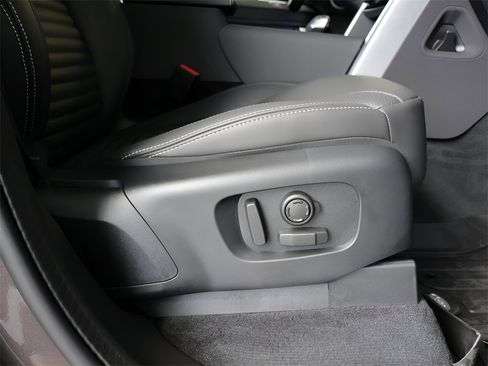 Used 2025 Land Rover Discovery Metropolitan Edition image 23