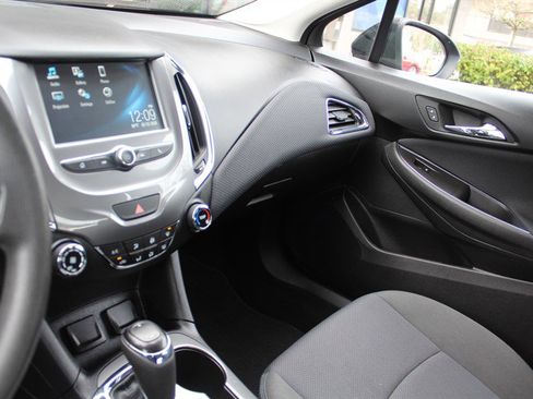 Used 2017 Chevrolet Cruze LT image 14