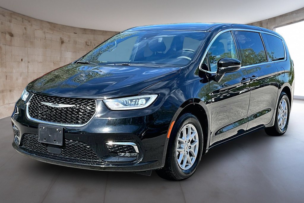 Used 2025 Chrysler Pacifica Select FWD image 13