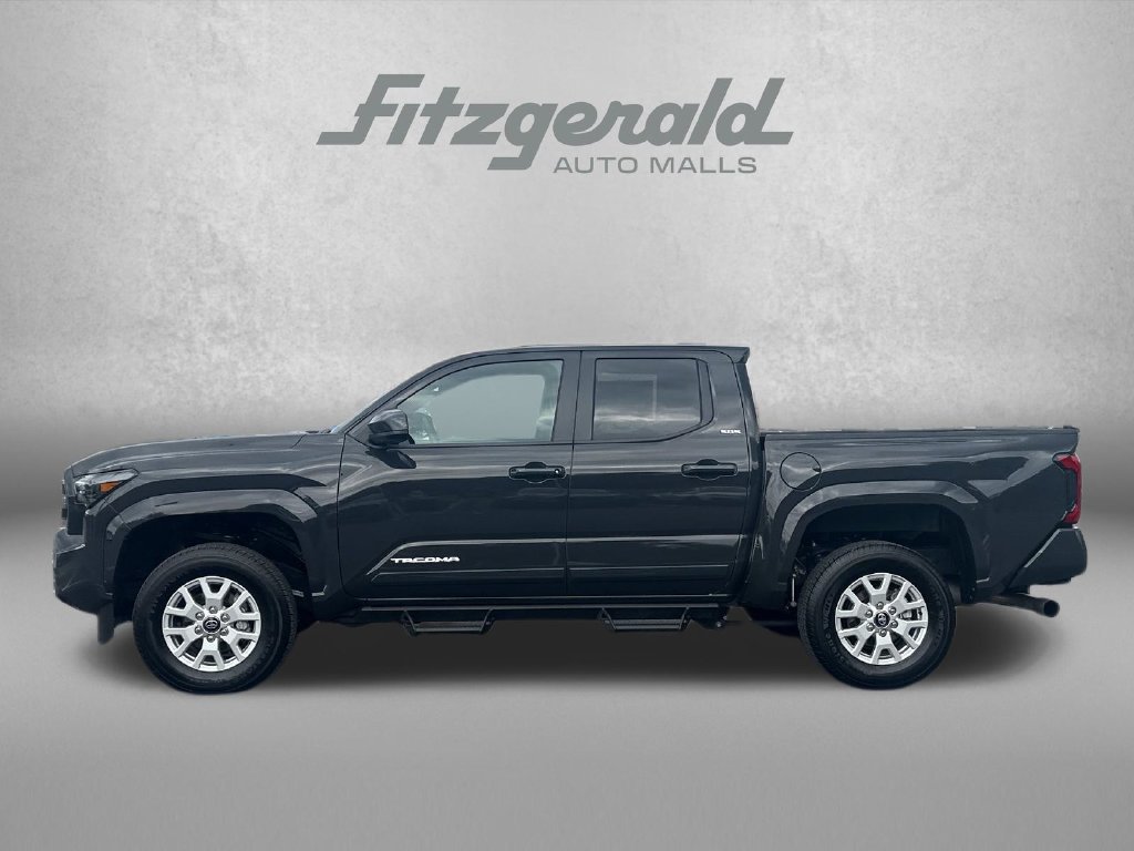 Used 2025 Toyota Tacoma SR5 AWD/4WD image 5