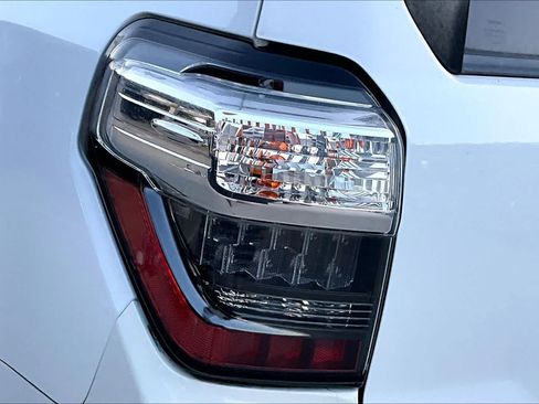 Used 2020 Toyota 4Runner SR5 AWD/4WD image 28