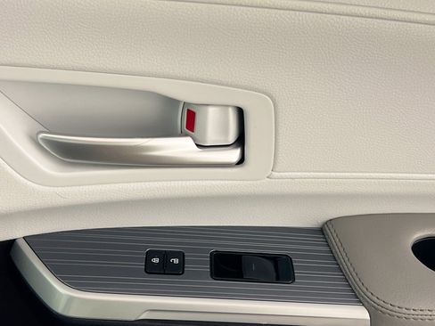 Used 2025 Toyota Sienna XLE image 32