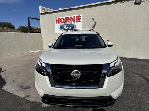 Used 2024 Nissan Pathfinder SV image 2