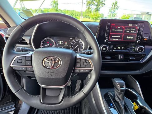 Used 2022 Toyota Highlander XLE AWD/4WD image 15