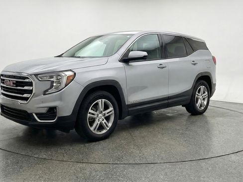 Used 2024 GMC Terrain SLE image 3
