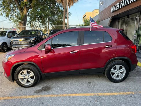 Used 2019 Chevrolet Trax LT w/ LT Convenience Package FWD image 4