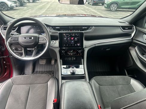 Used 2025 Jeep Grand Cherokee Altitude AWD/4WD image 14