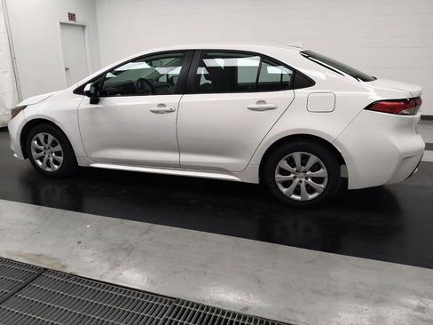 Used 2022 Toyota Corolla LE FWD image 2