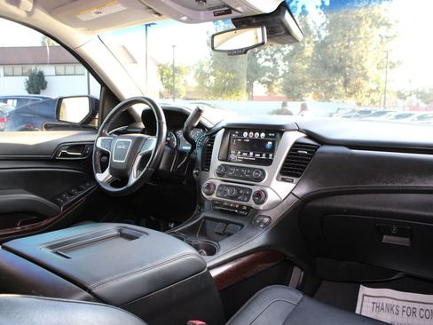 Used 2019 GMC Yukon XL SLT w/ Graphite Performance Edition image 17