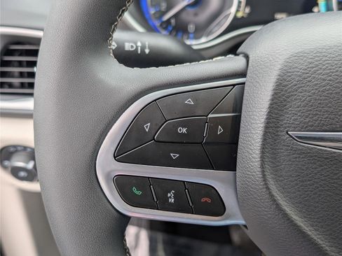 Used 2023 Chrysler Pacifica Touring-L FWD image 22