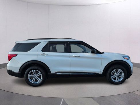 Used 2023 Ford Explorer XLT AWD/4WD image 6