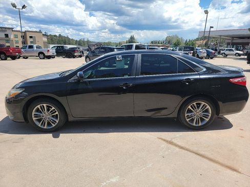 Used 2017 Toyota Camry SE w/ Moonroof Package FWD image 8