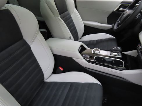 Used 2025 Mitsubishi Outlander SE FWD image 27