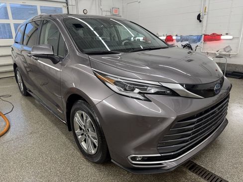 Certified 2021 Toyota Sienna Platinum image 6