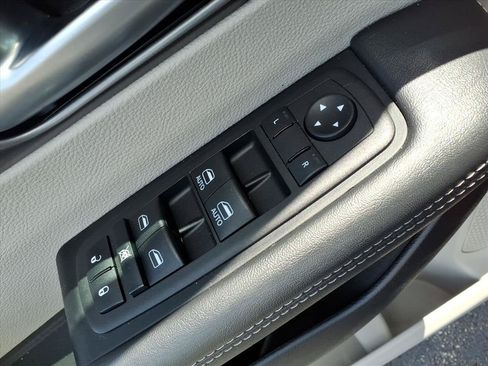 Used 2024 Chrysler Pacifica Touring-L FWD image 16