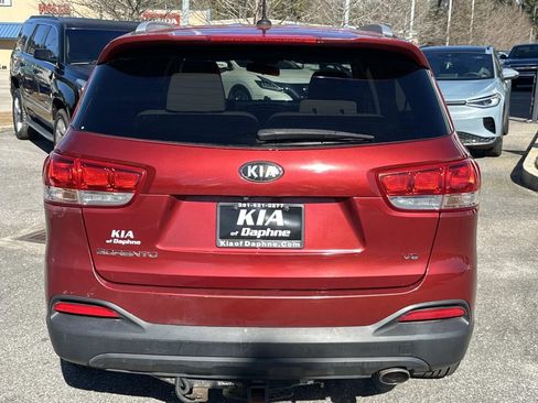 Used 2017 Kia Sorento LX image 3