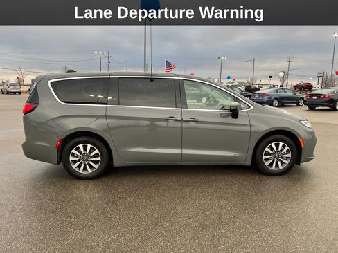Used 2023 Chrysler Pacifica Touring-L image 8