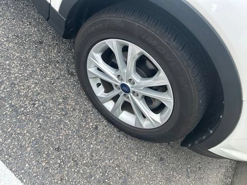 Used 2017 Ford Escape SE w/ Equipment Group 201A FWD image 2