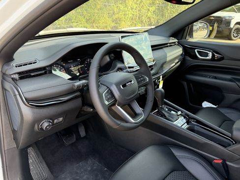 New 2026 Jeep Compass Latitude image 16