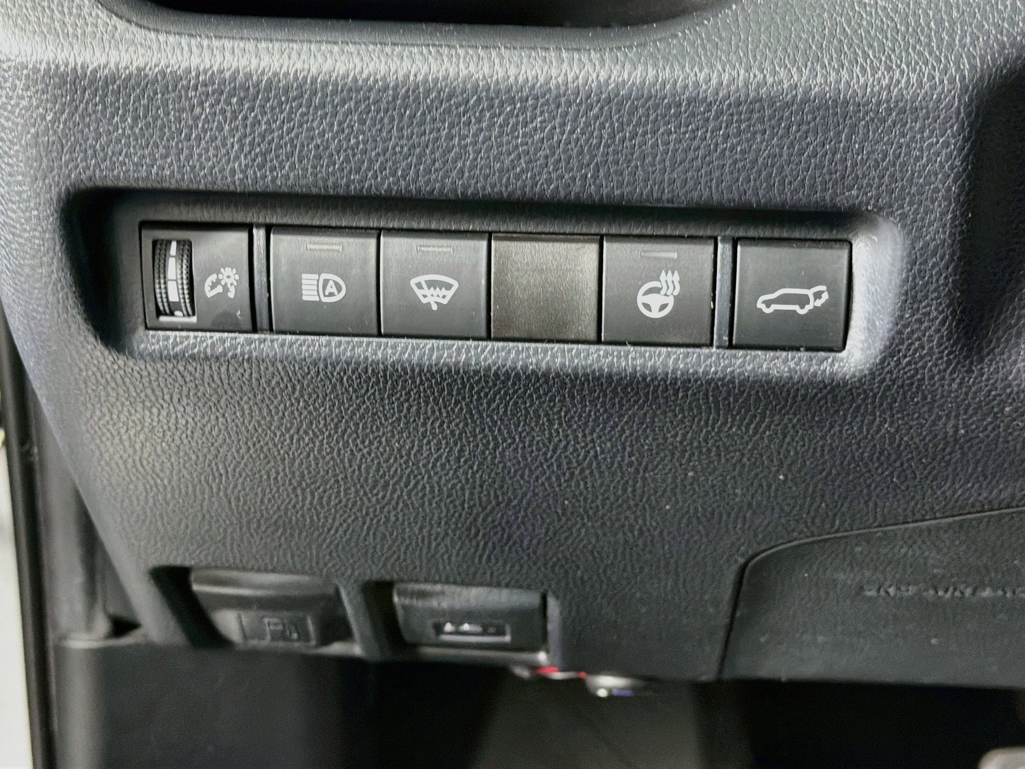 Used 2020 Toyota RAV4 XLE w/ Convenience Package FWD image 17