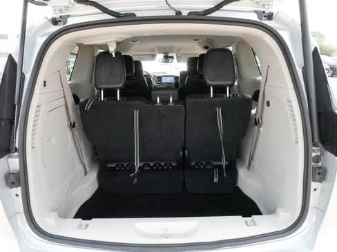 Used 2023 Chrysler Pacifica Touring-L FWD image 18