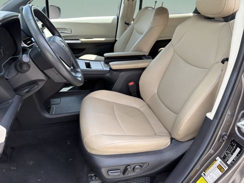Certified 2024 Toyota Sienna XLE FWD image 28