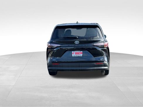 Certified 2025 Toyota Sienna LE image 4