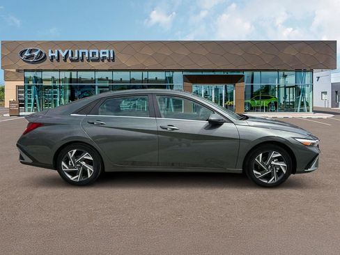 New 2025 Hyundai Elantra Limited FWD image 9