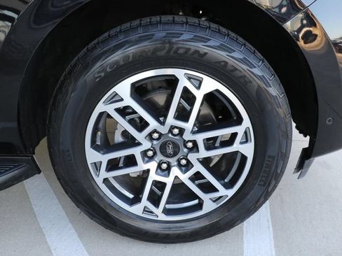 Used 2025 Ford Expedition Active AWD/4WD image 8